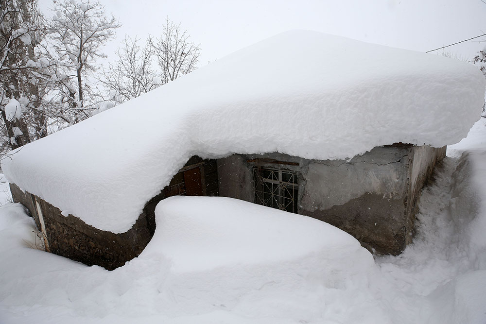 Muş'ta tek katlı evler ve araçlar karla kaplandı 12
