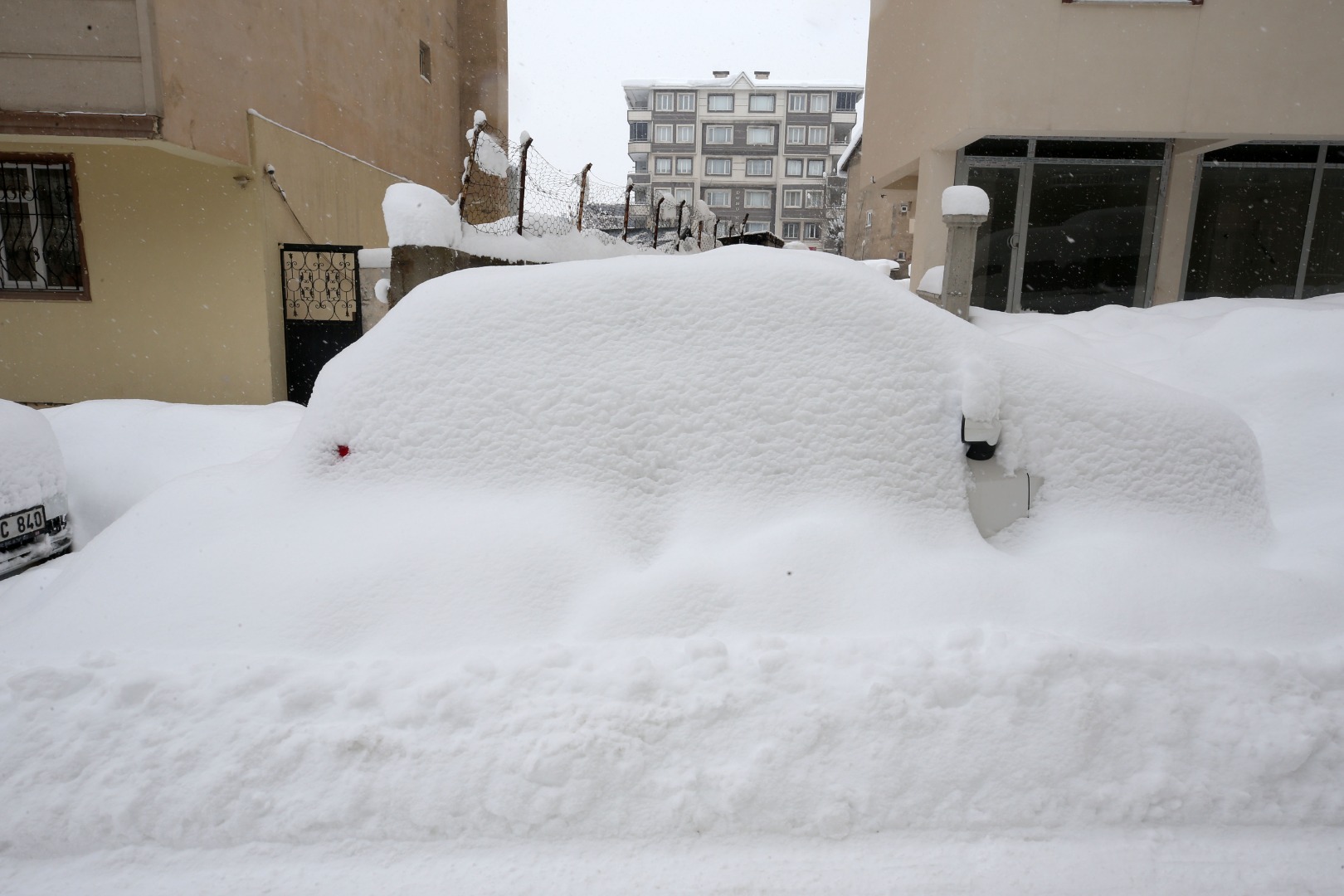 Muş'ta tek katlı evler ve araçlar karla kaplandı 5