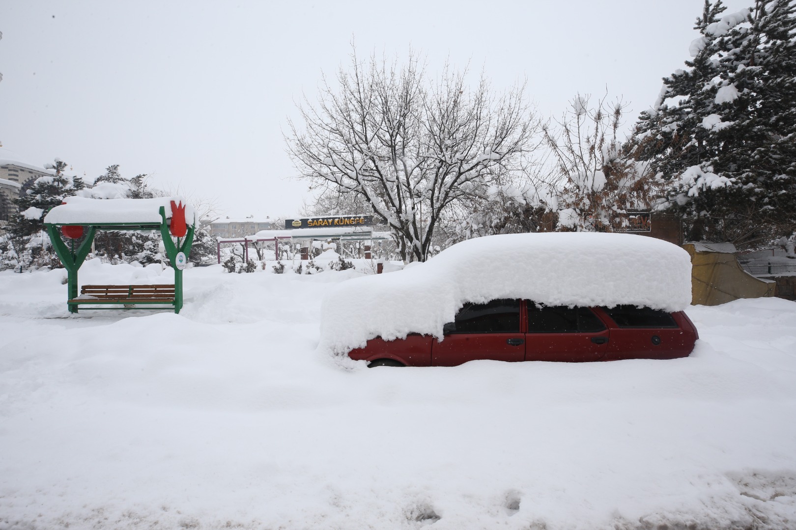 Muş'ta tek katlı evler ve araçlar karla kaplandı 7