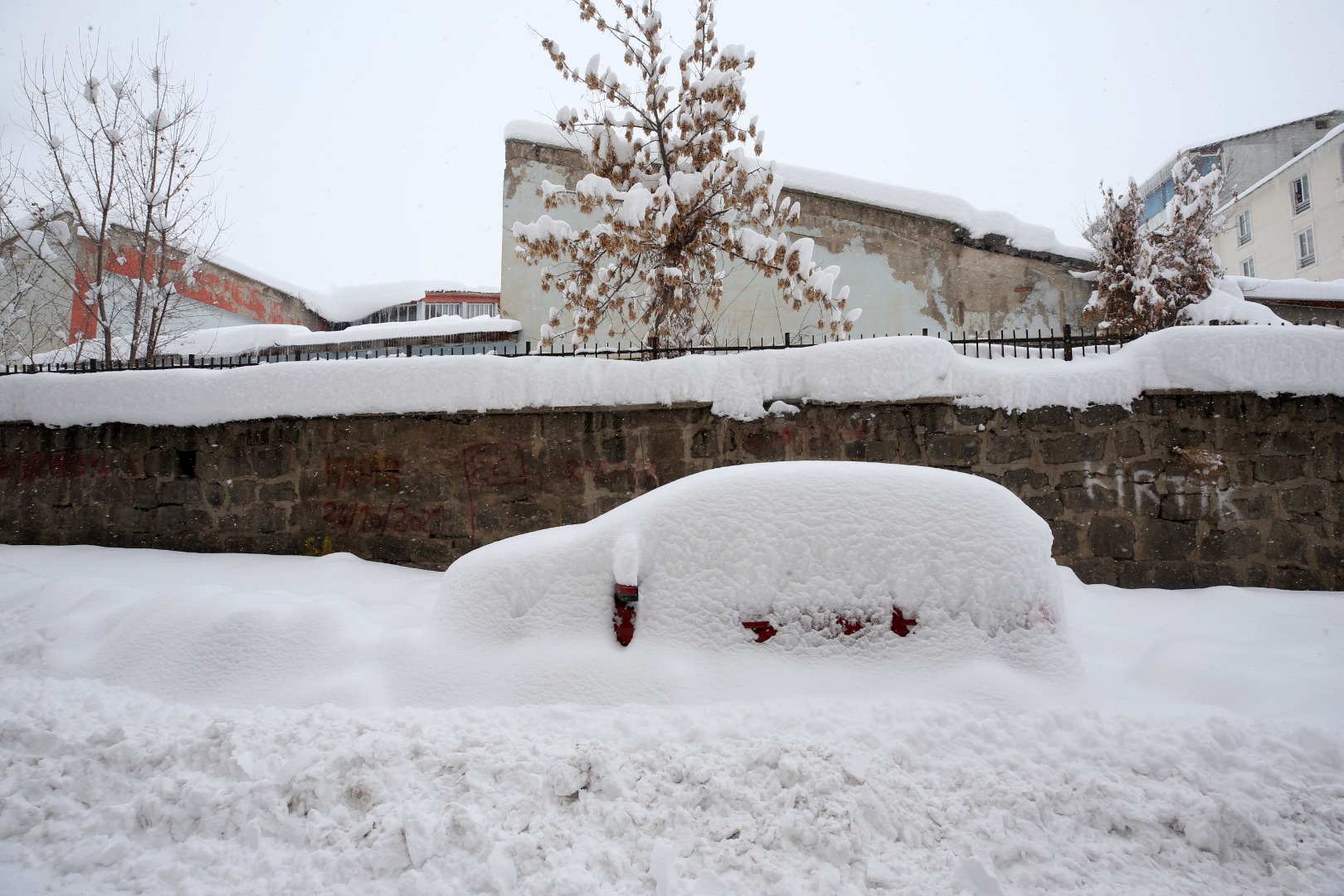 Muş'ta tek katlı evler ve araçlar karla kaplandı 4