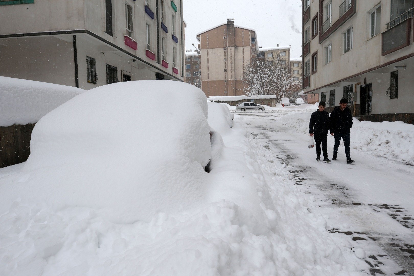 Muş'ta tek katlı evler ve araçlar karla kaplandı 2