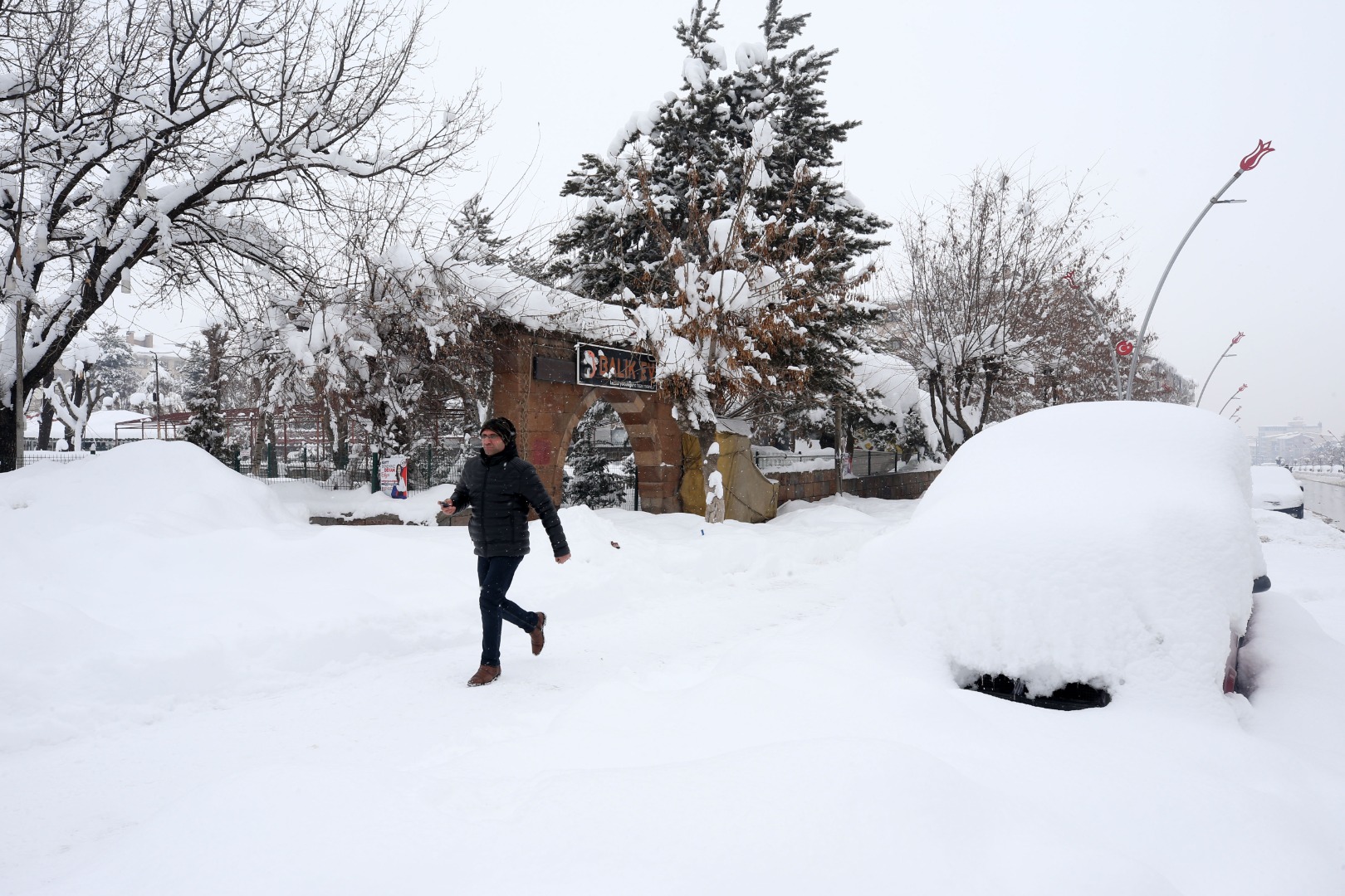 Muş'ta tek katlı evler ve araçlar karla kaplandı 6