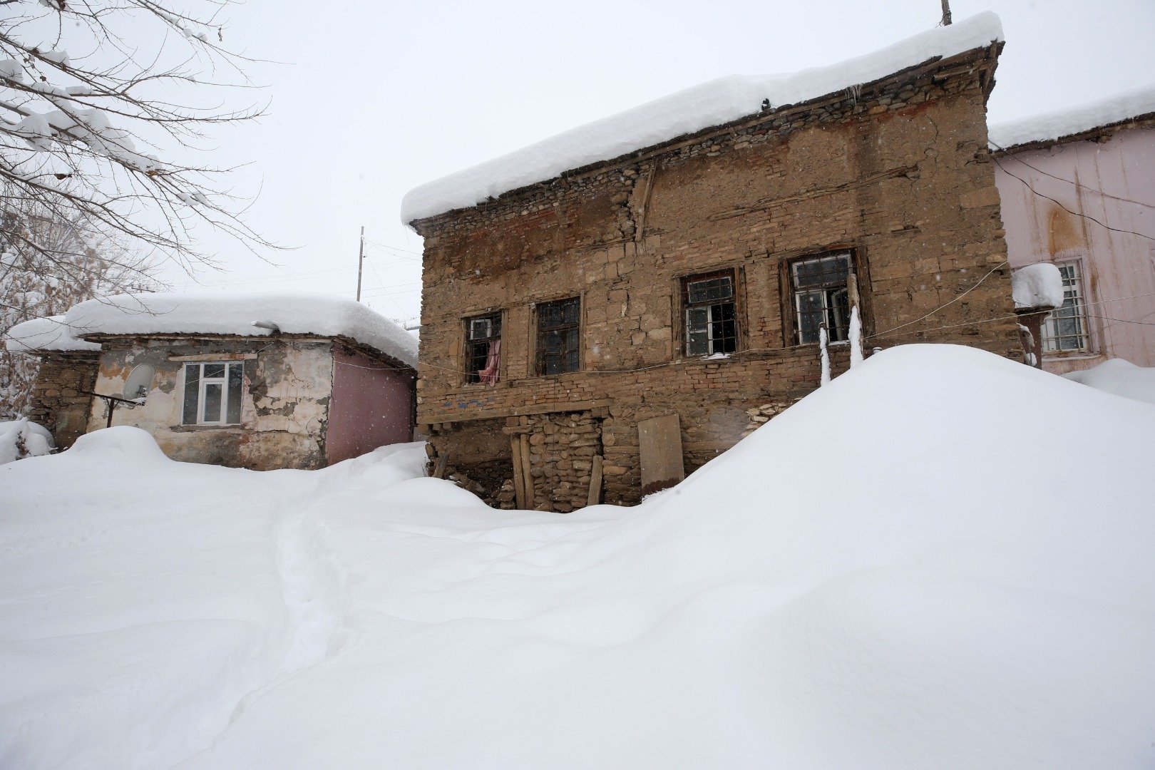 Muş'ta tek katlı evler ve araçlar karla kaplandı 1