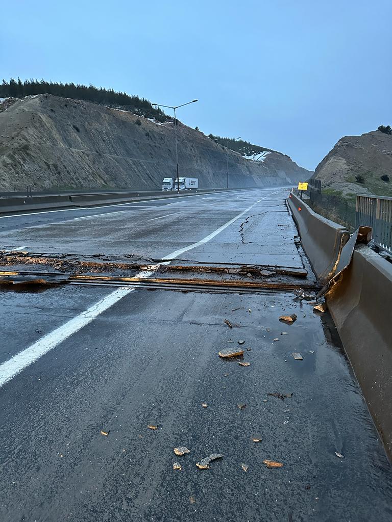 Gaziantep Osmaniye otoyolu paramparça oldu. Deprem otoyolları da yıkıp geçti 8