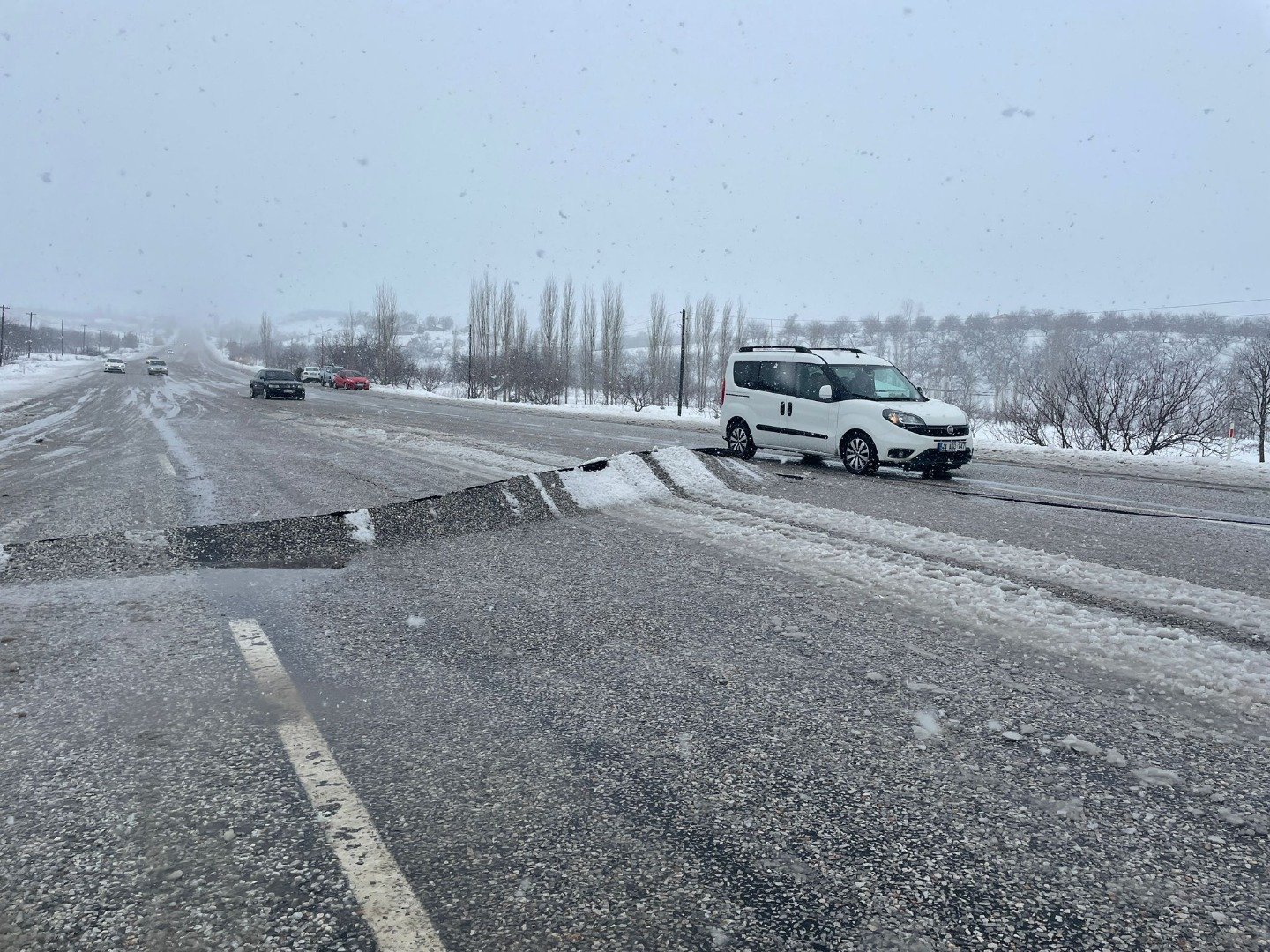 Malatya-Adıyaman yolunda dev çatlaklar oluştu 1