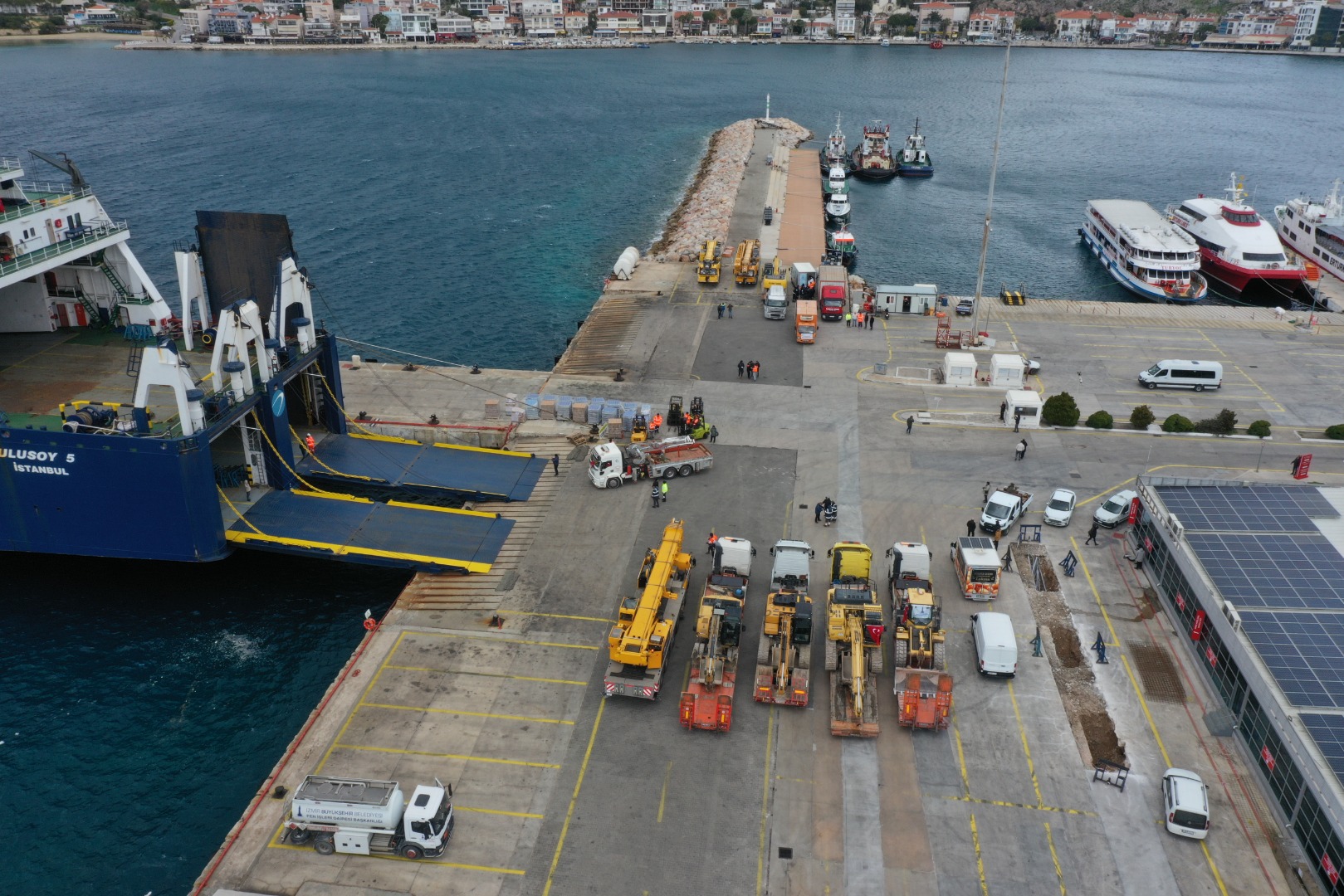 Çeşme Limanı'ndan deprem bölgesi için yardım gemisi kalkıyor 4