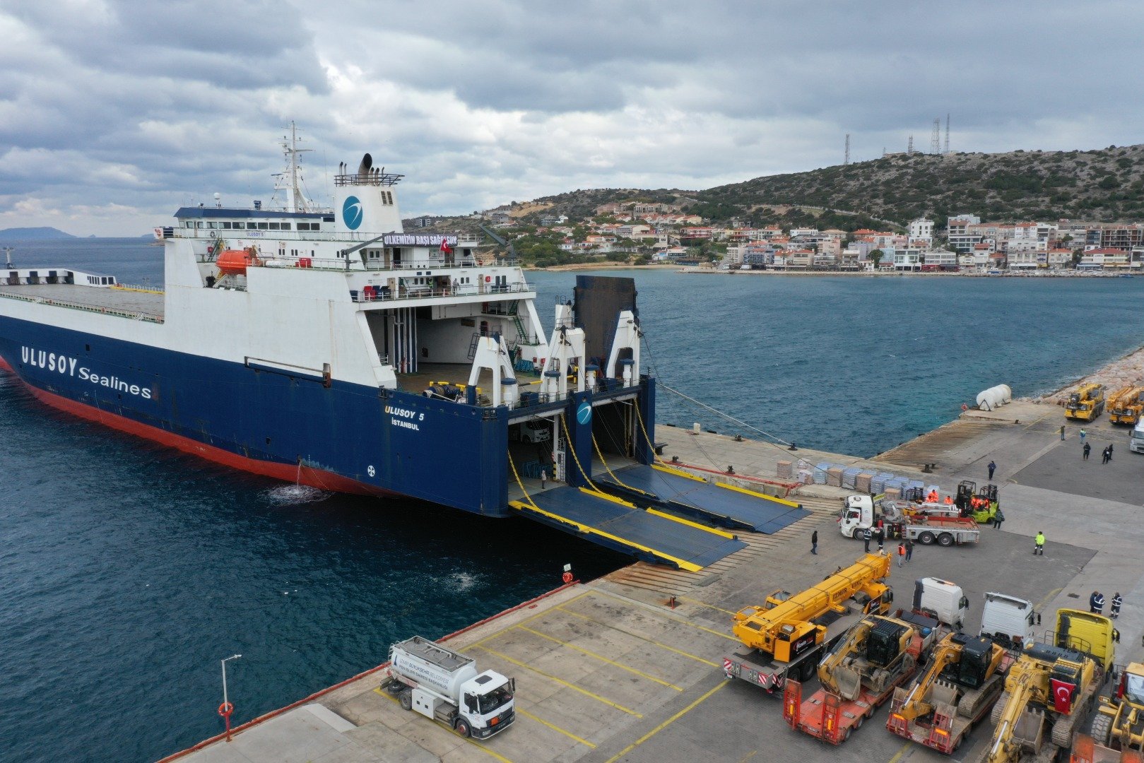 Çeşme Limanı'ndan deprem bölgesi için yardım gemisi kalkıyor 5