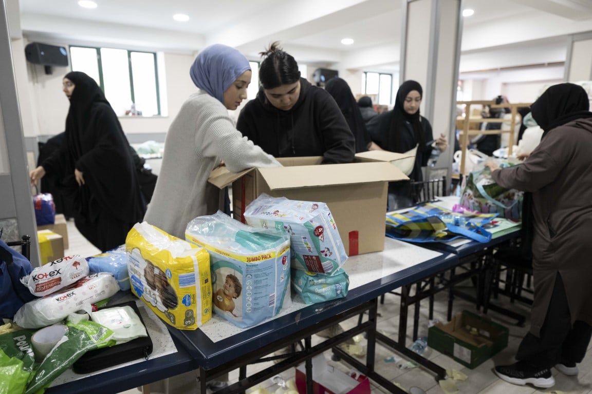 İngiltere'de yaşayan Türkler, depremzedeler için 1 günde 10 ton yardım topladı 9