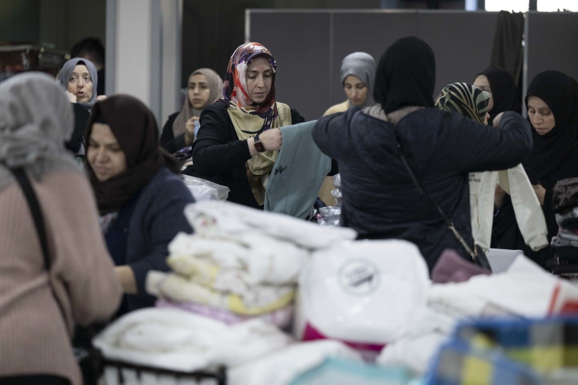 İngiltere'de yaşayan Türkler, depremzedeler için 1 günde 10 ton yardım topladı 11