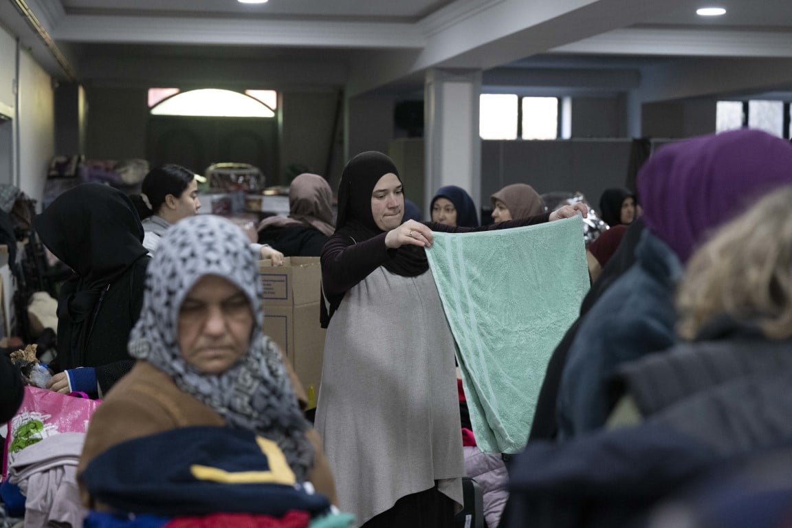 İngiltere'de yaşayan Türkler, depremzedeler için 1 günde 10 ton yardım topladı 4