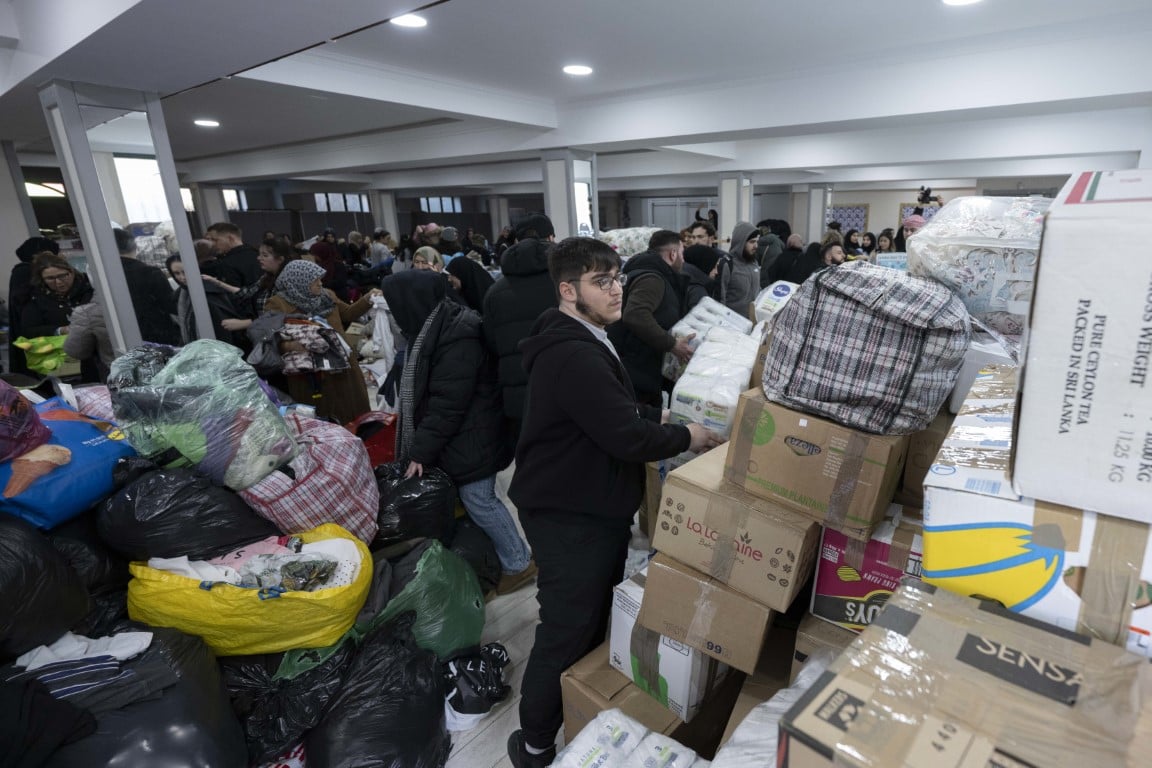 İngiltere'de yaşayan Türkler, depremzedeler için 1 günde 10 ton yardım topladı 8