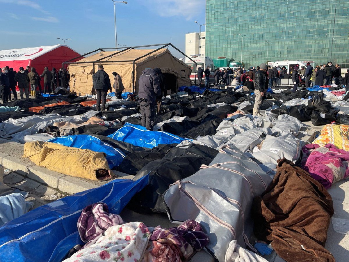 Dünyaya bu fotoğrafları Reuters geçti. Vatandaşlar cansız bedenler arasında yakınlarını bulmaya çalışıyor 7