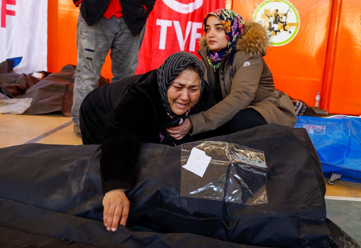 Dünyaya bu fotoğrafları Reuters geçti. Vatandaşlar cansız bedenler arasında yakınlarını bulmaya çalışıyor 4