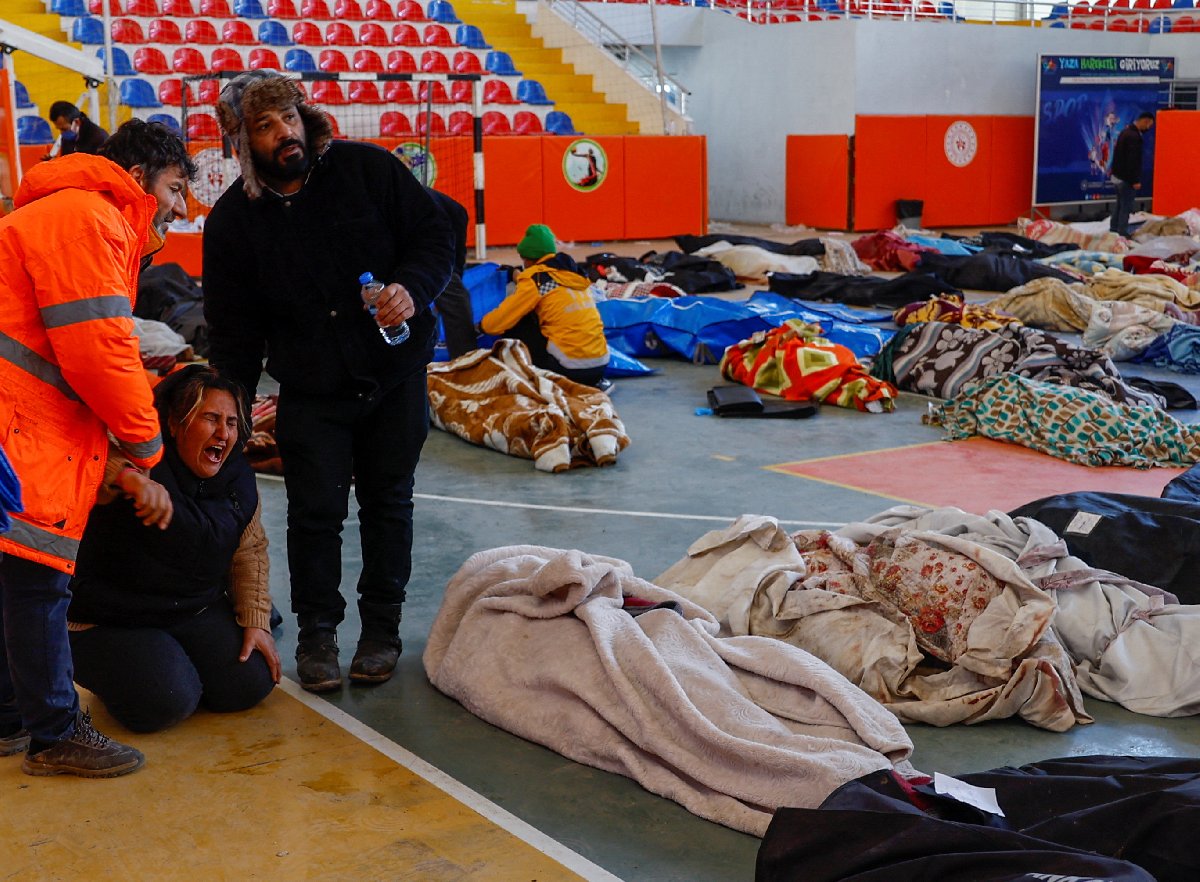 Dünyaya bu fotoğrafları Reuters geçti. Vatandaşlar cansız bedenler arasında yakınlarını bulmaya çalışıyor 5