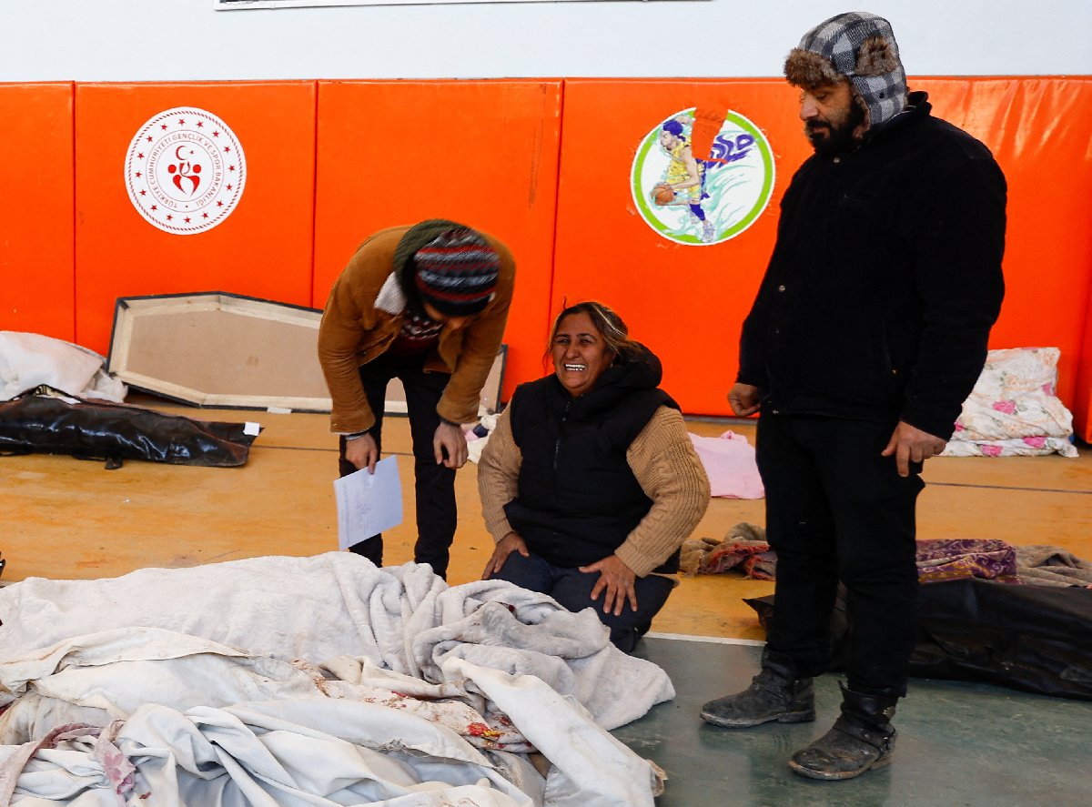 Dünyaya bu fotoğrafları Reuters geçti. Vatandaşlar cansız bedenler arasında yakınlarını bulmaya çalışıyor 2