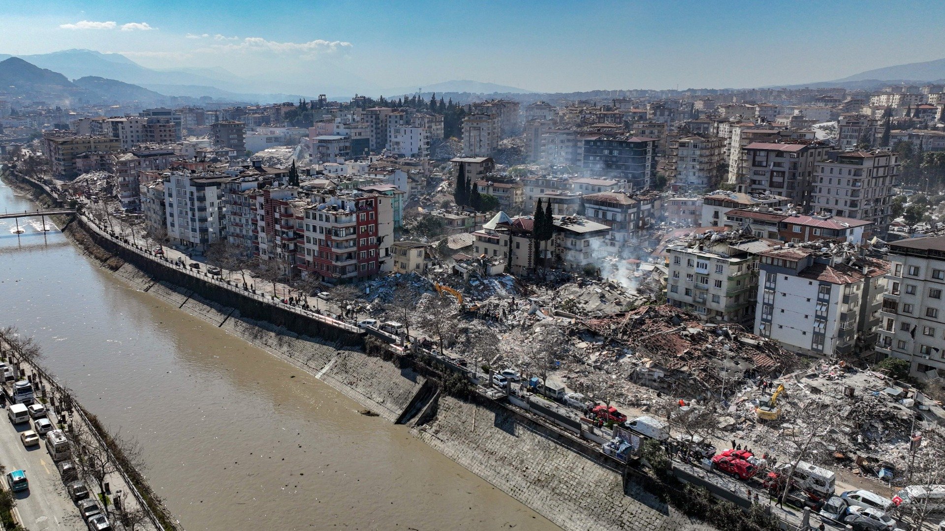 Bu fotoğraftaki acı gerçeği görüyor musunuz? Yıkıntıya değil toprağın rengine bakın 27