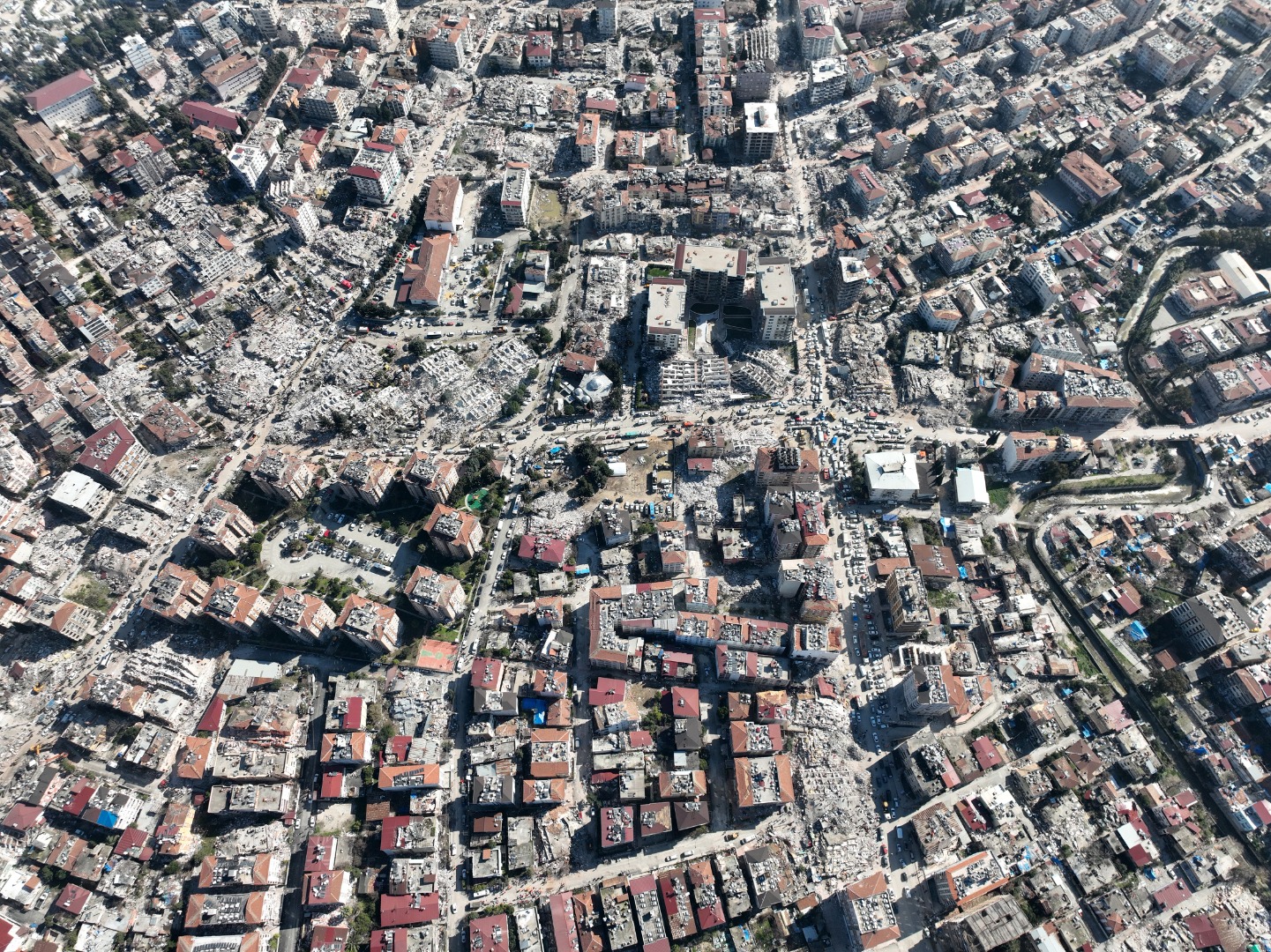 Bu fotoğraftaki acı gerçeği görüyor musunuz? Yıkıntıya değil toprağın rengine bakın 28