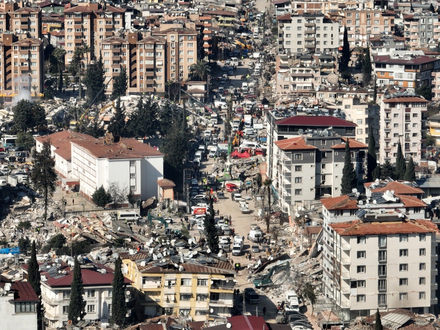 Bu fotoğraftaki acı gerçeği görüyor musunuz? Yıkıntıya değil toprağın rengine bakın 24