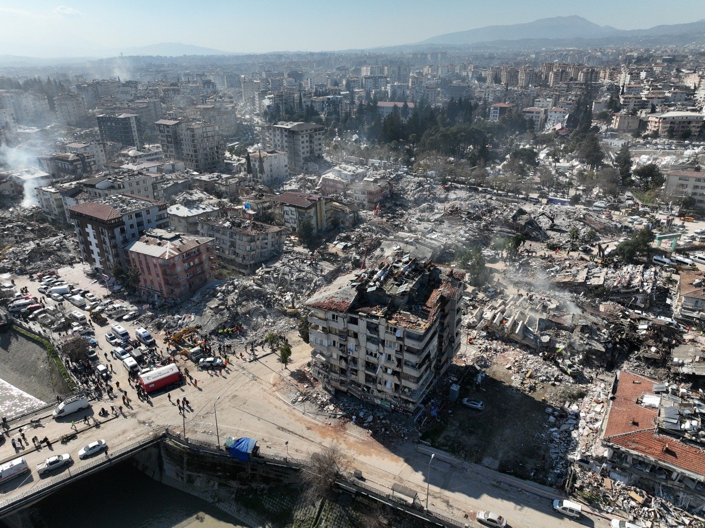 Bu fotoğraftaki acı gerçeği görüyor musunuz? Yıkıntıya değil toprağın rengine bakın 23