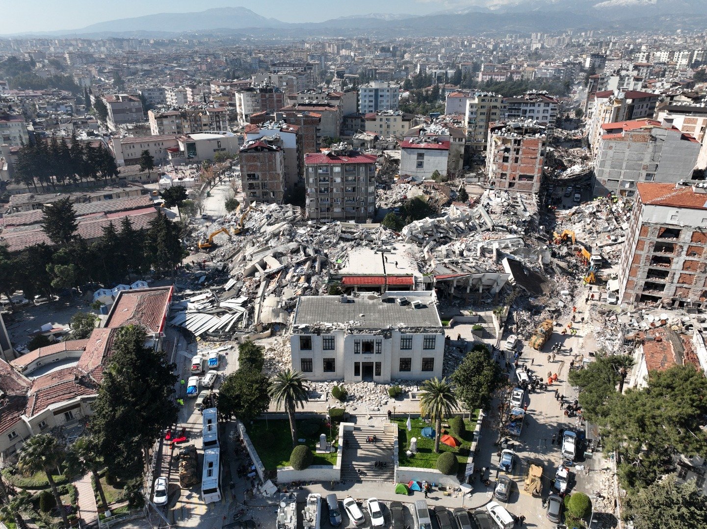 Bu fotoğraftaki acı gerçeği görüyor musunuz? Yıkıntıya değil toprağın rengine bakın 20