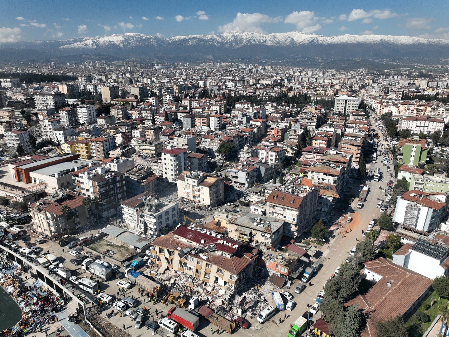 Bu fotoğraftaki acı gerçeği görüyor musunuz? Yıkıntıya değil toprağın rengine bakın 11