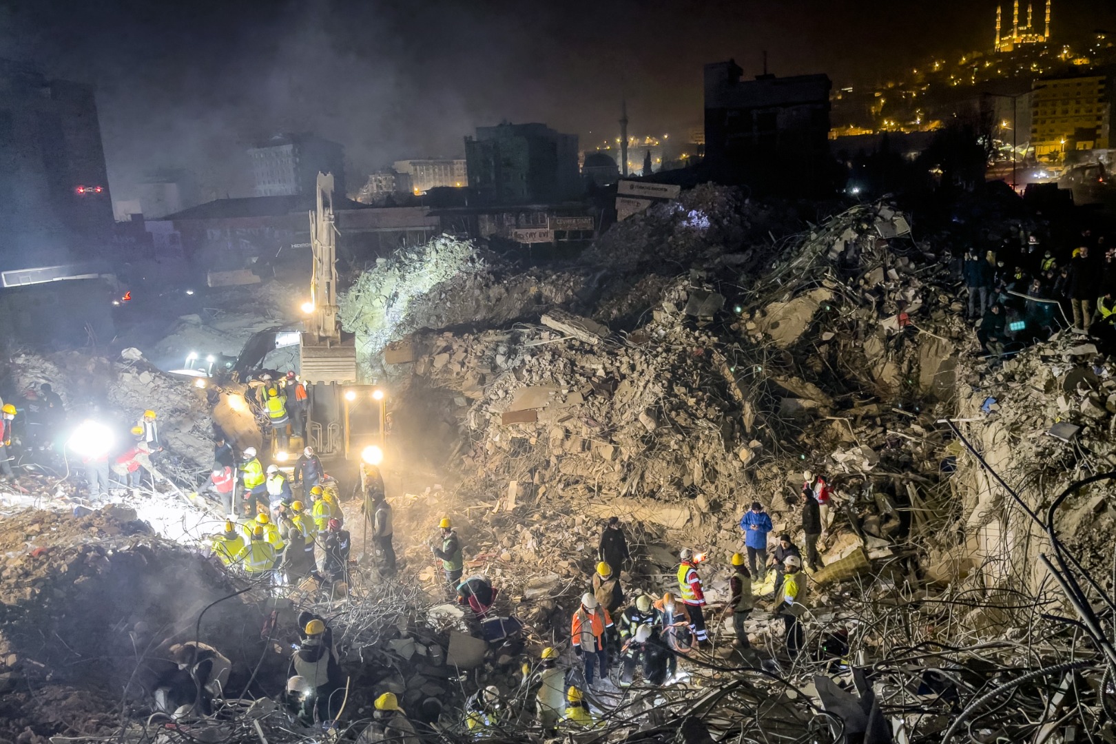 Depremin 9. gününde 'mucize' arayışı sürüyor 51