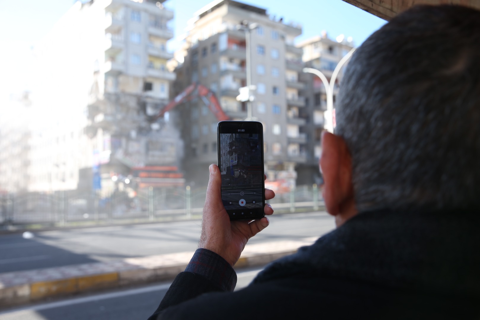 Diyarbakır'da çökme tehlikesi olan 9 katlı bina yıkılıyor 10