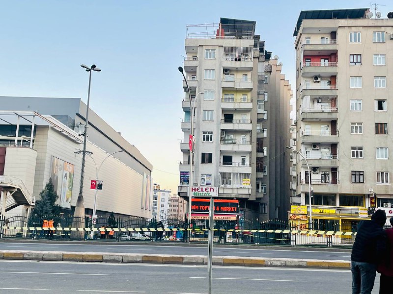 Diyarbakır'da çökme tehlikesi olan 9 katlı bina yıkılıyor 7
