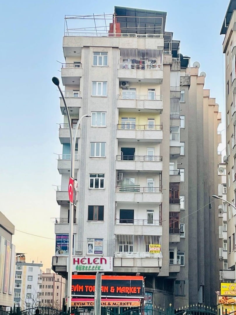 Diyarbakır'da çökme tehlikesi olan 9 katlı bina yıkılıyor 6