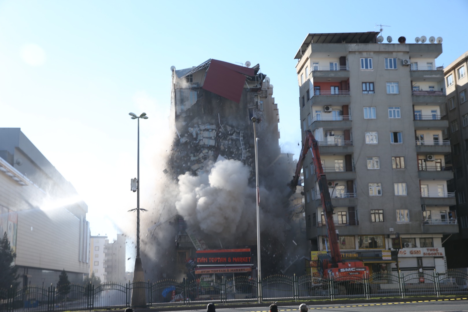 Diyarbakır'da çökme tehlikesi olan 9 katlı bina yıkılıyor 9