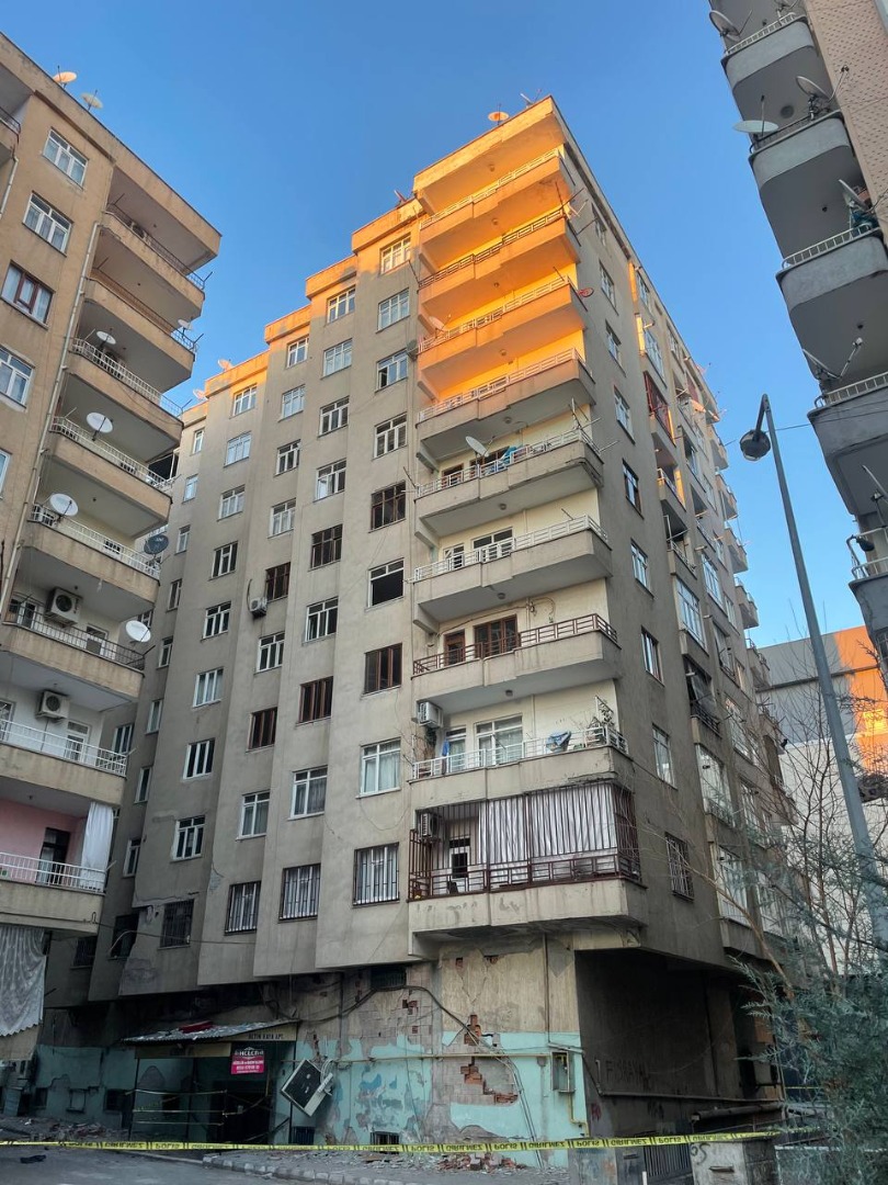 Diyarbakır'da çökme tehlikesi olan 9 katlı bina yıkılıyor 2