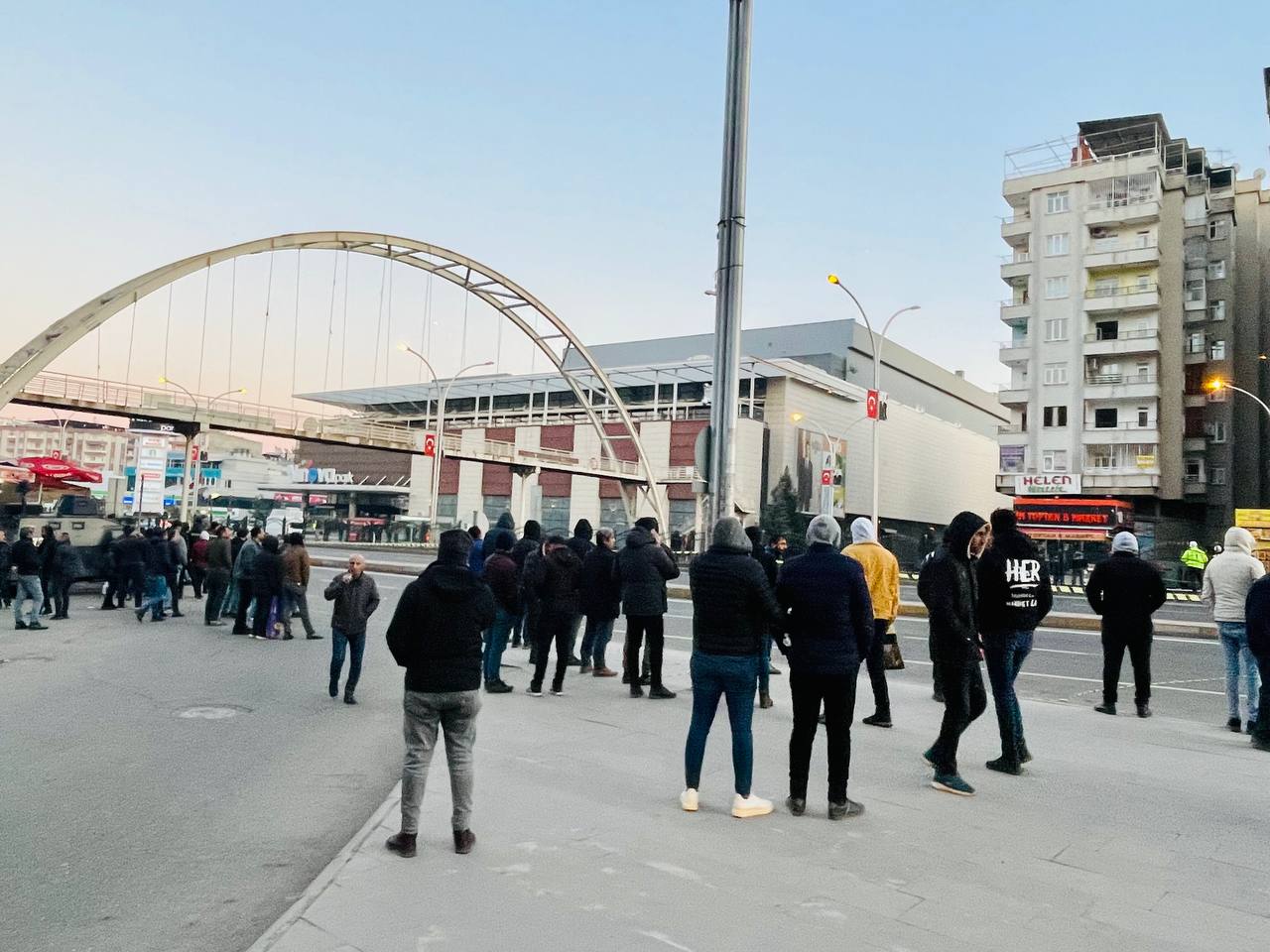 Diyarbakır'da çökme tehlikesi olan 9 katlı bina yıkılıyor 4