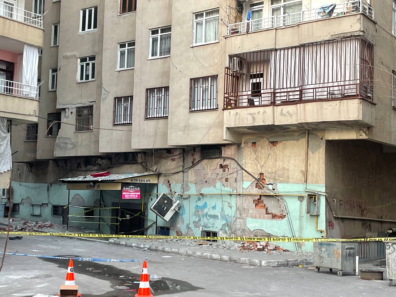 Diyarbakır'da çökme tehlikesi olan 9 katlı bina yıkılıyor 3