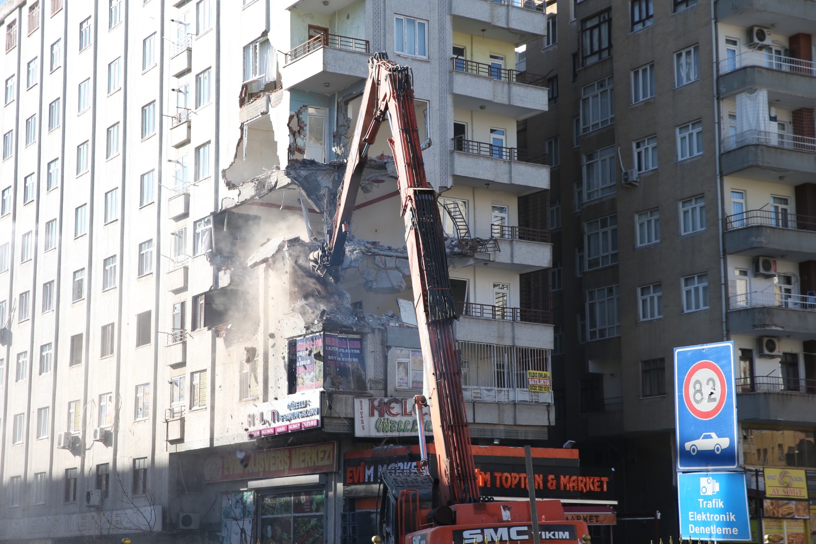 Diyarbakır'da çökme tehlikesi olan 9 katlı bina yıkılıyor 12