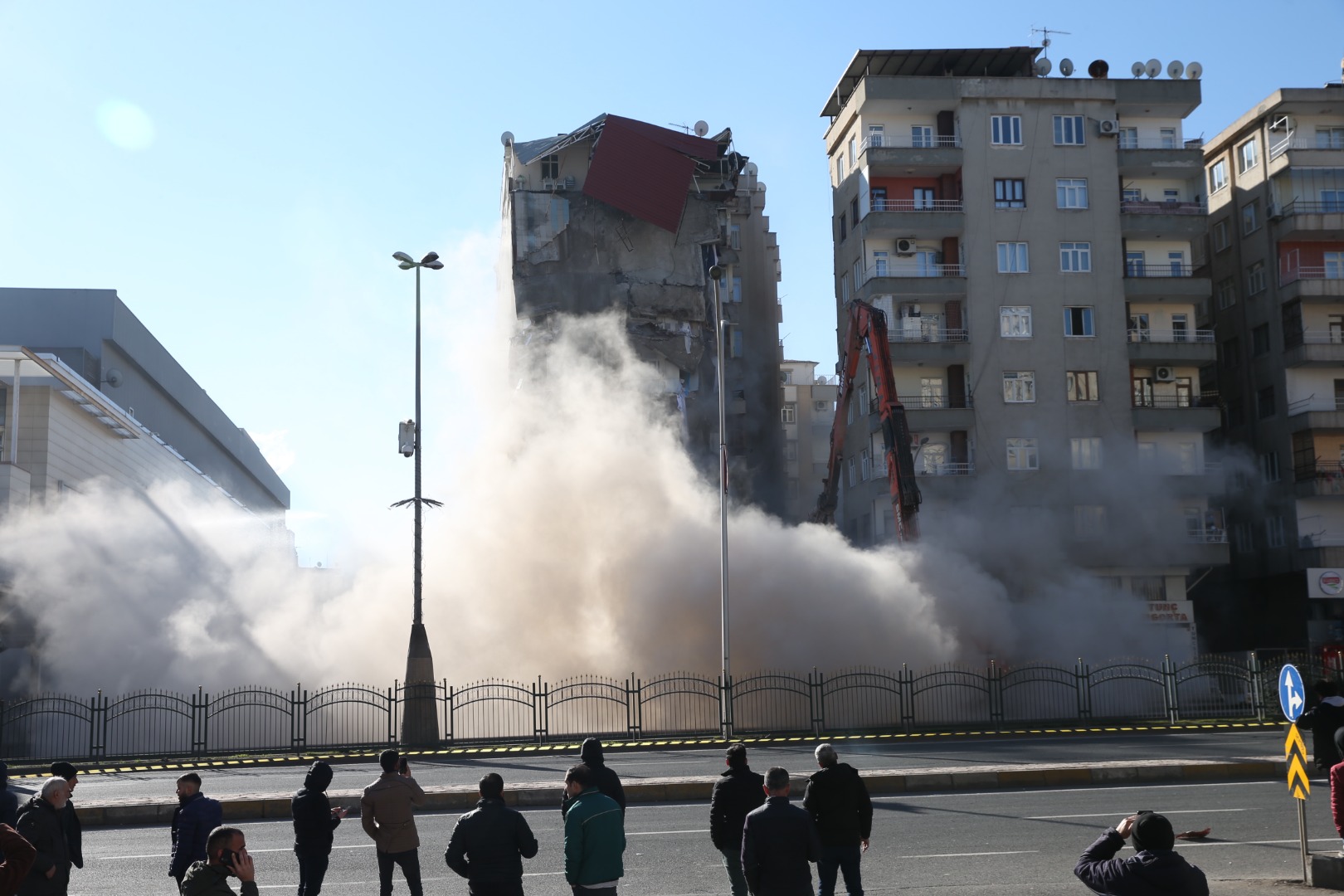 Diyarbakır'da çökme tehlikesi olan 9 katlı bina yıkılıyor 8