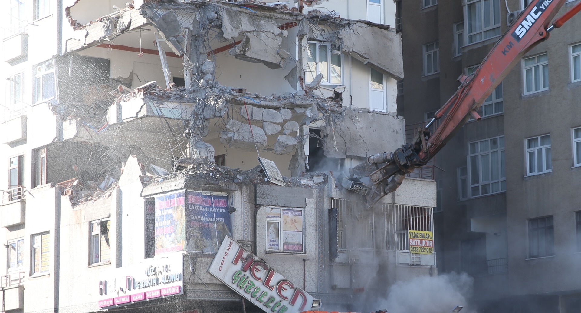 Diyarbakır'da çökme tehlikesi olan 9 katlı bina yıkılıyor 11