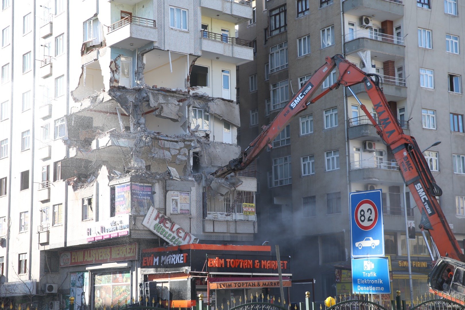 Diyarbakır'da çökme tehlikesi olan 9 katlı bina yıkılıyor 17