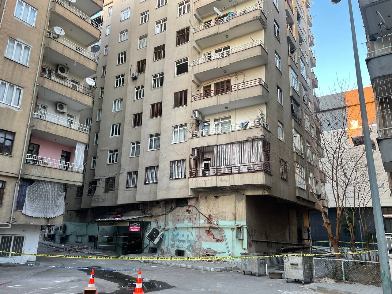 Diyarbakır'da çökme tehlikesi olan 9 katlı bina yıkılıyor 1