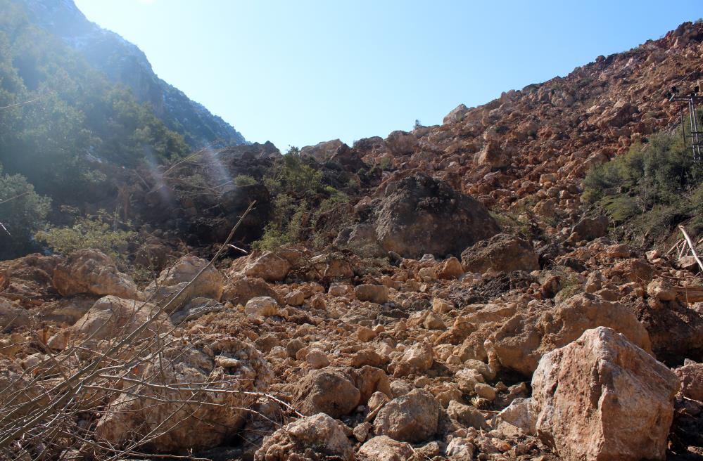 İki büyük deprem iki dağı birleştirdi. Dağların arasında geçen yol kapandı 2