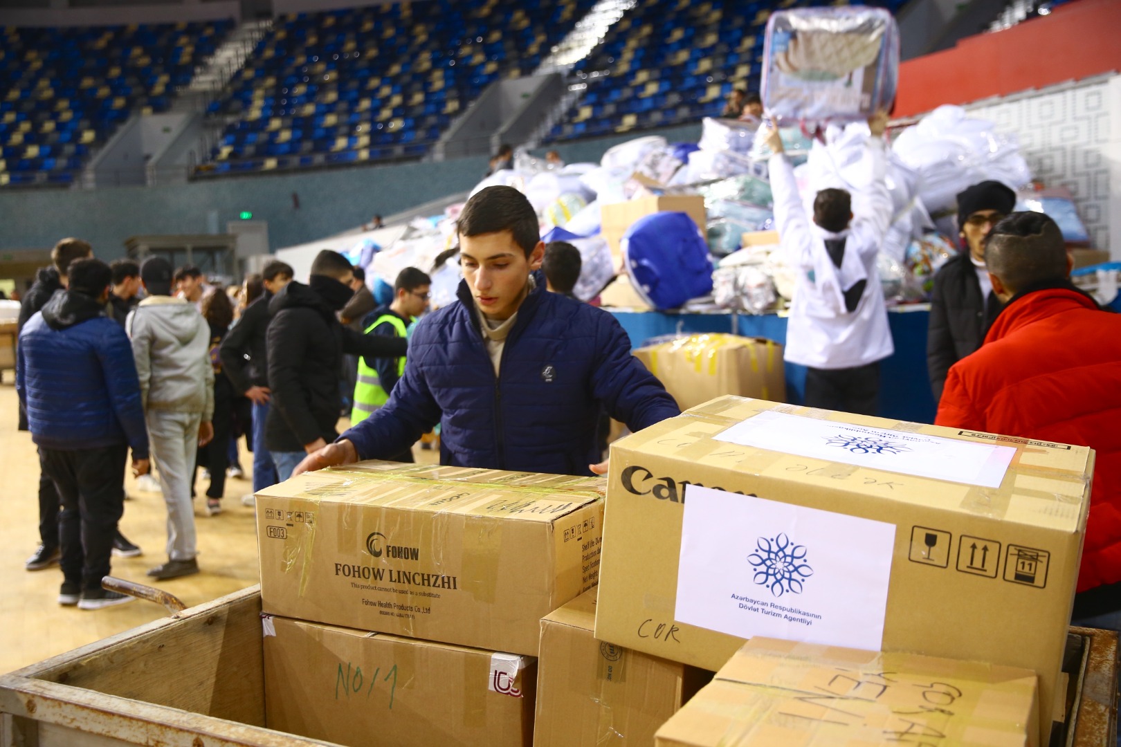 Azerbaycan Türkiye'ye 1541 ton insani yardım gönderdi 1