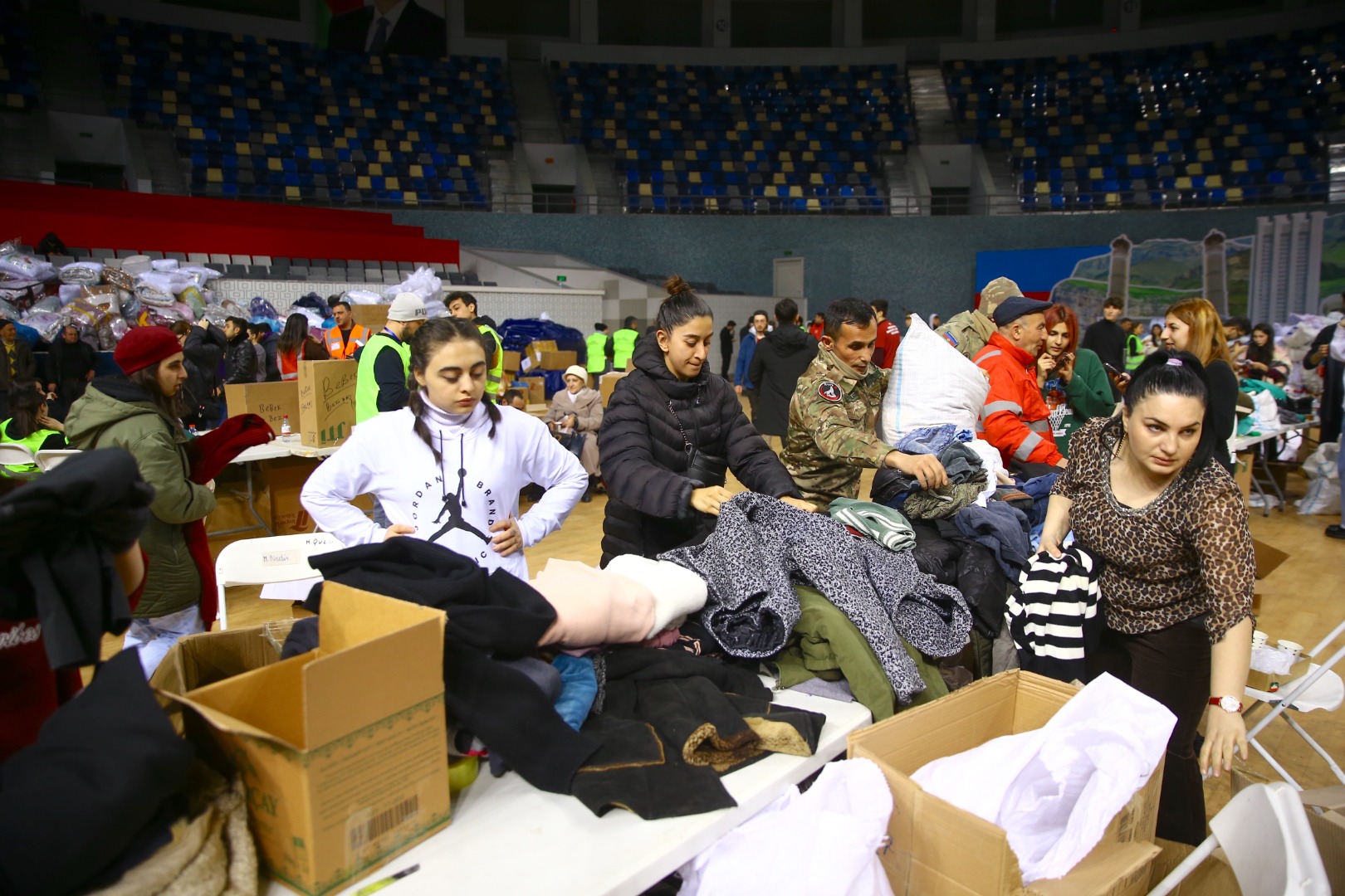 Azerbaycan Türkiye'ye 1541 ton insani yardım gönderdi 8