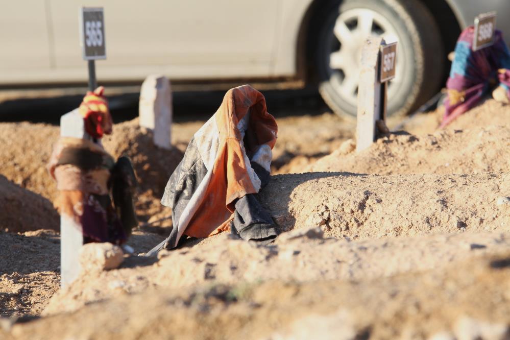 Depremde ölenlerin mezarlığında yürek yakan fotoğraflar 12