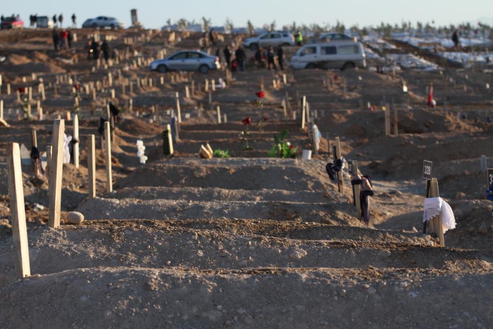 Depremde ölenlerin mezarlığında yürek yakan fotoğraflar 10