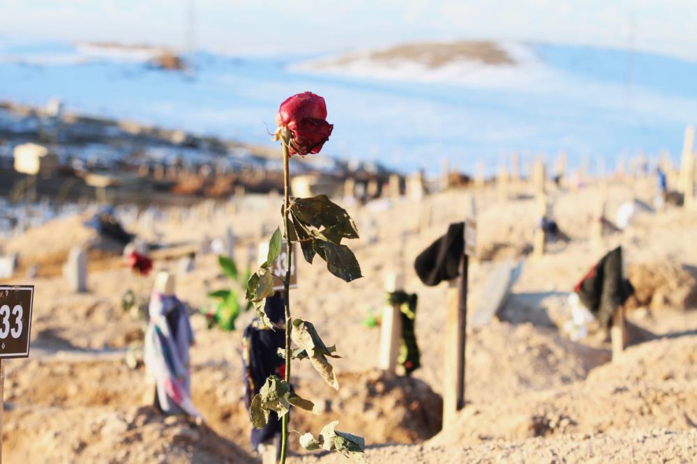 Depremde ölenlerin mezarlığında yürek yakan fotoğraflar 9