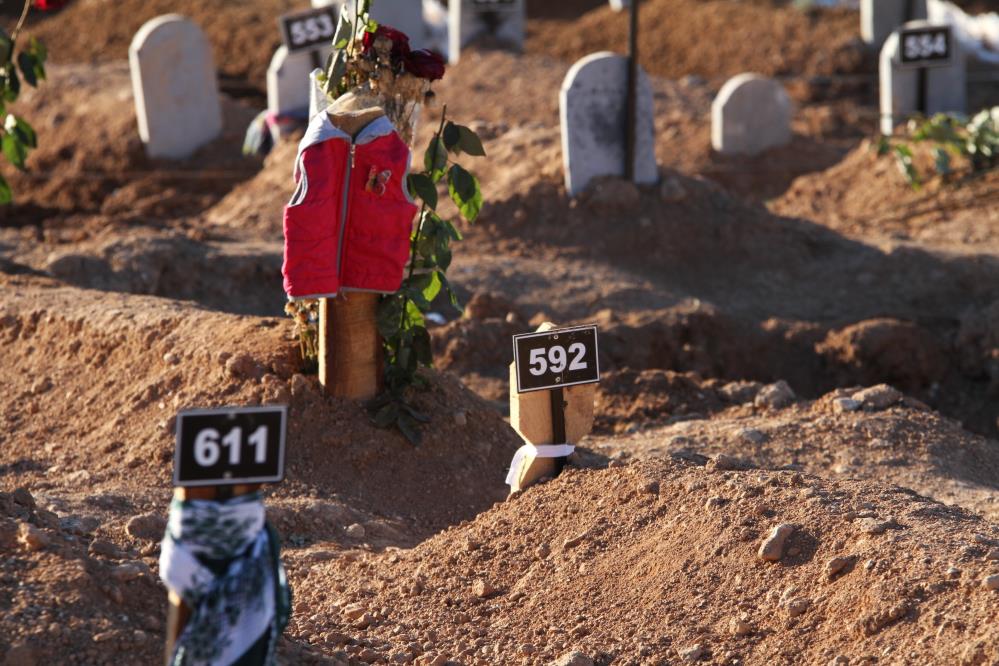 Depremde ölenlerin mezarlığında yürek yakan fotoğraflar 8