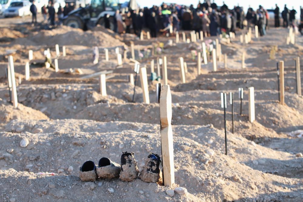 Depremde ölenlerin mezarlığında yürek yakan fotoğraflar 7