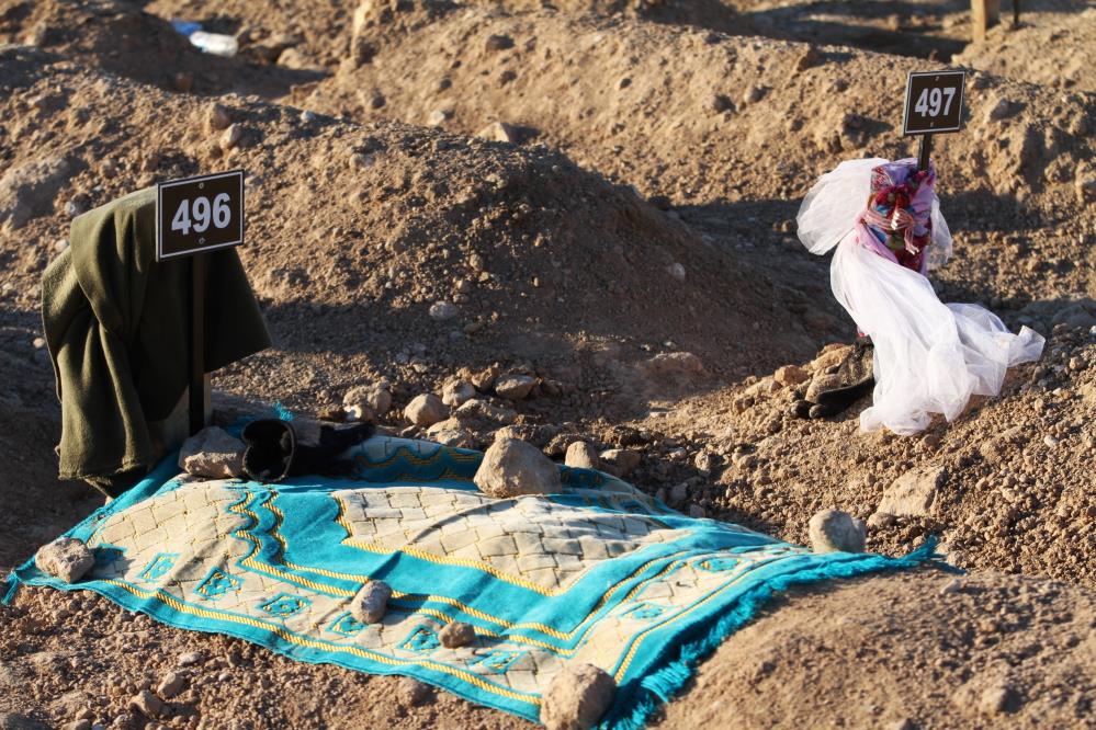 Depremde ölenlerin mezarlığında yürek yakan fotoğraflar 6