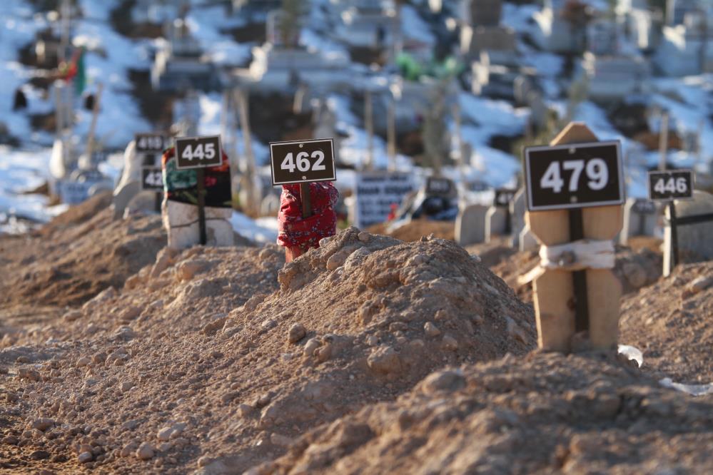 Depremde ölenlerin mezarlığında yürek yakan fotoğraflar 5