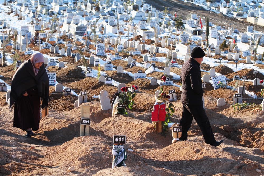 Depremde ölenlerin mezarlığında yürek yakan fotoğraflar 2