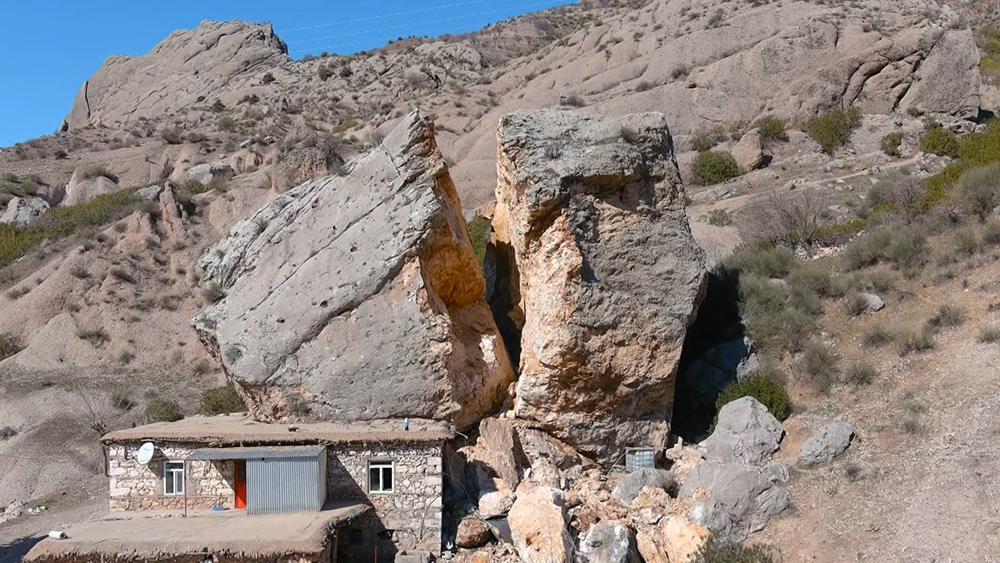 Depremde dağdan dev kayalar köye düştü 13